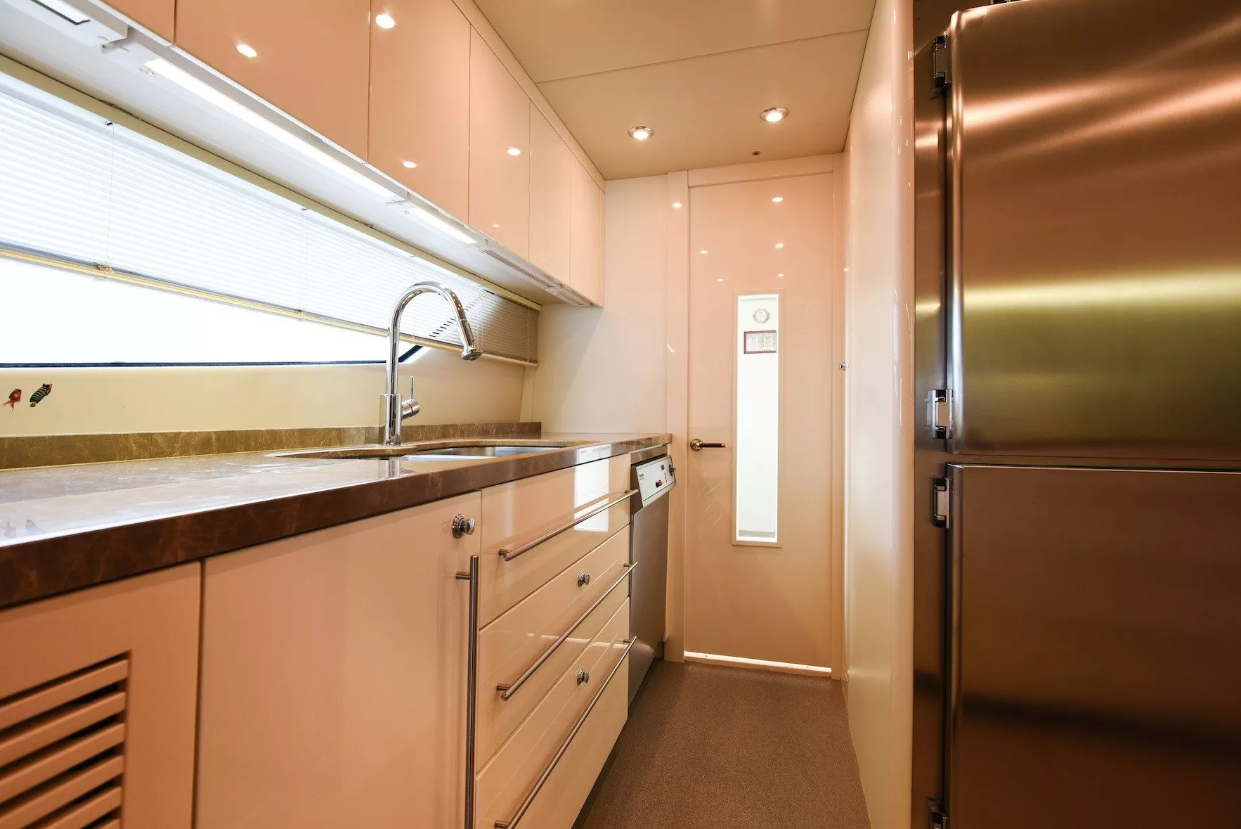 https://dev-api.arconyachts.com/storage/media/31701/conversions/243_5217257351-optimize.webp