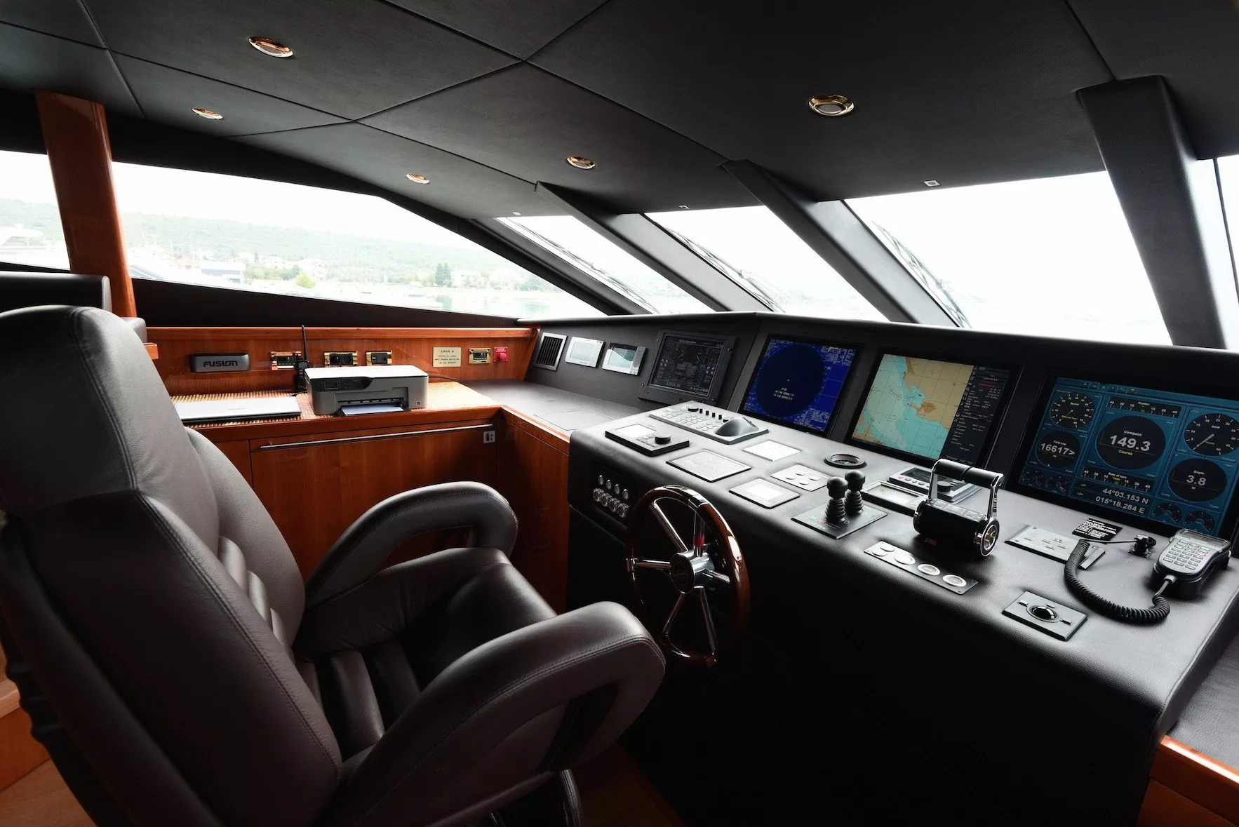 https://dev-api.arconyachts.com/storage/media/31716/conversions/243_8257214121-optimize.webp