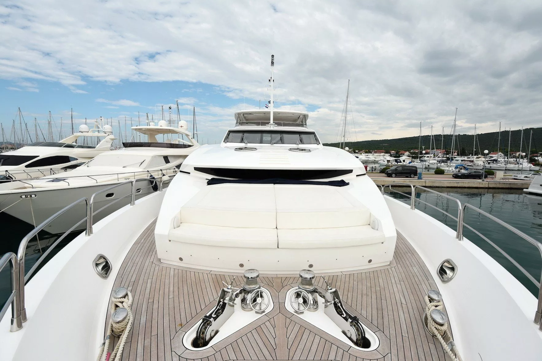 https://dev-api.arconyachts.com/storage/media/31726/conversions/243_6280428010-optimize.webp
