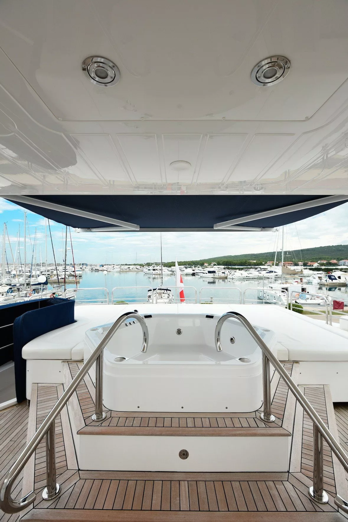 https://dev-api.arconyachts.com/storage/media/31733/conversions/243_4212975946-optimize.webp