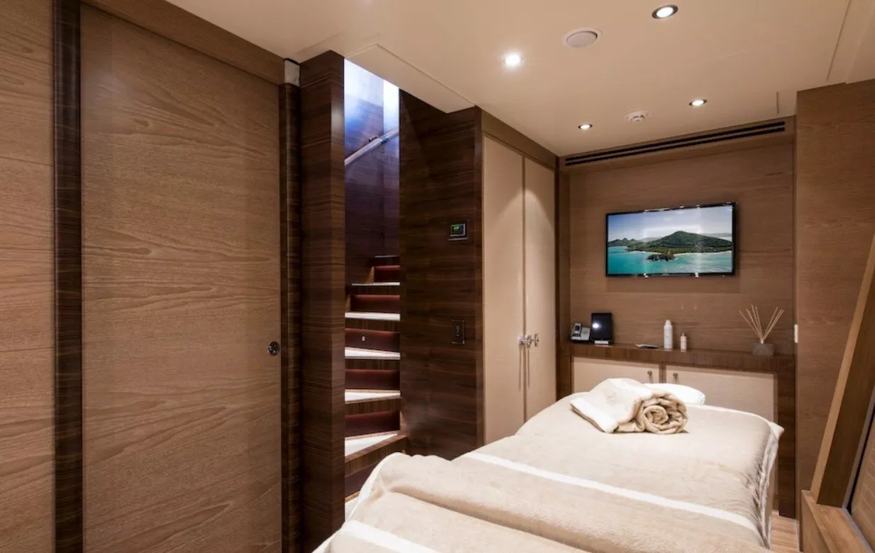 https://dev-api.arconyachts.com/storage/media/31819/conversions/234_0074705191-optimize.webp