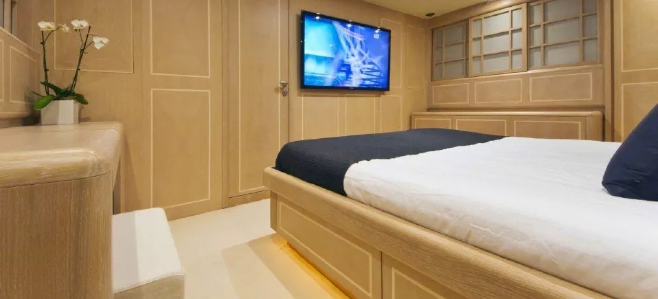 https://dev-api.arconyachts.com/storage/media/31896/conversions/217_3050803248-optimize.webp