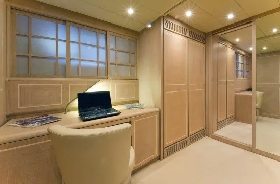 https://dev-api.arconyachts.com/storage/media/31900/conversions/217_6310850841-optimize.webp