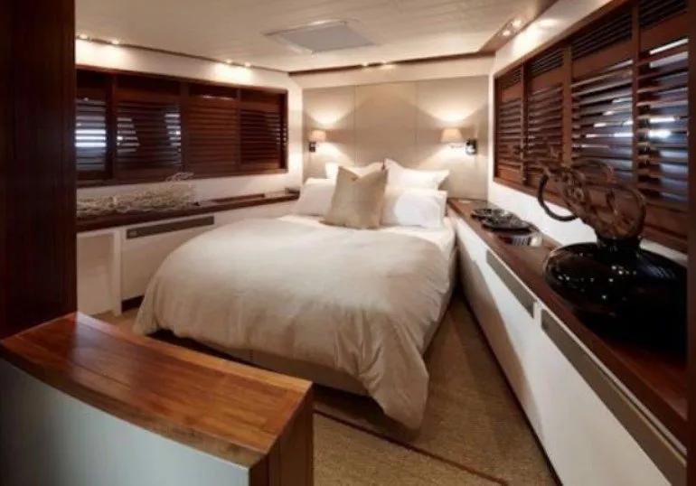 https://dev-api.arconyachts.com/storage/media/31927/conversions/39_3845634101-optimize.webp