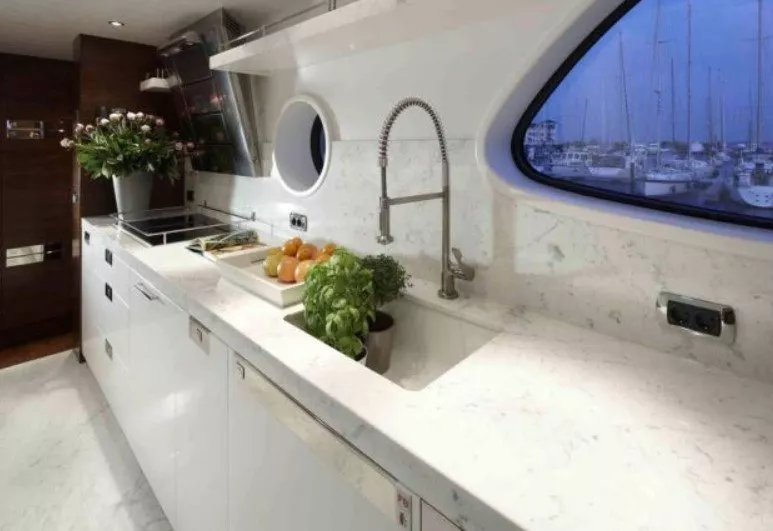 https://dev-api.arconyachts.com/storage/media/31930/conversions/39_6410373335-optimize.webp