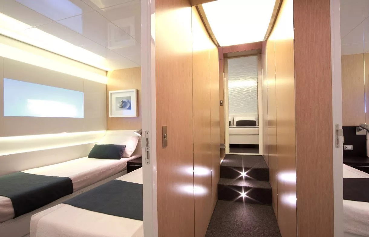https://dev-api.arconyachts.com/storage/media/31972/conversions/210_4192936448-optimize.webp