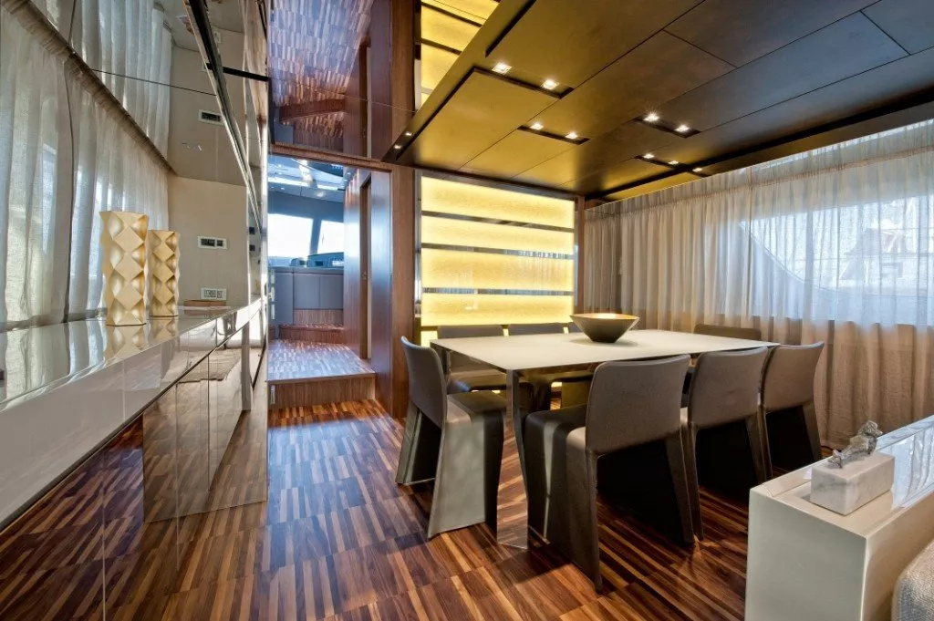 https://dev-api.arconyachts.com/storage/media/32020/conversions/204_4262327025-optimize.webp
