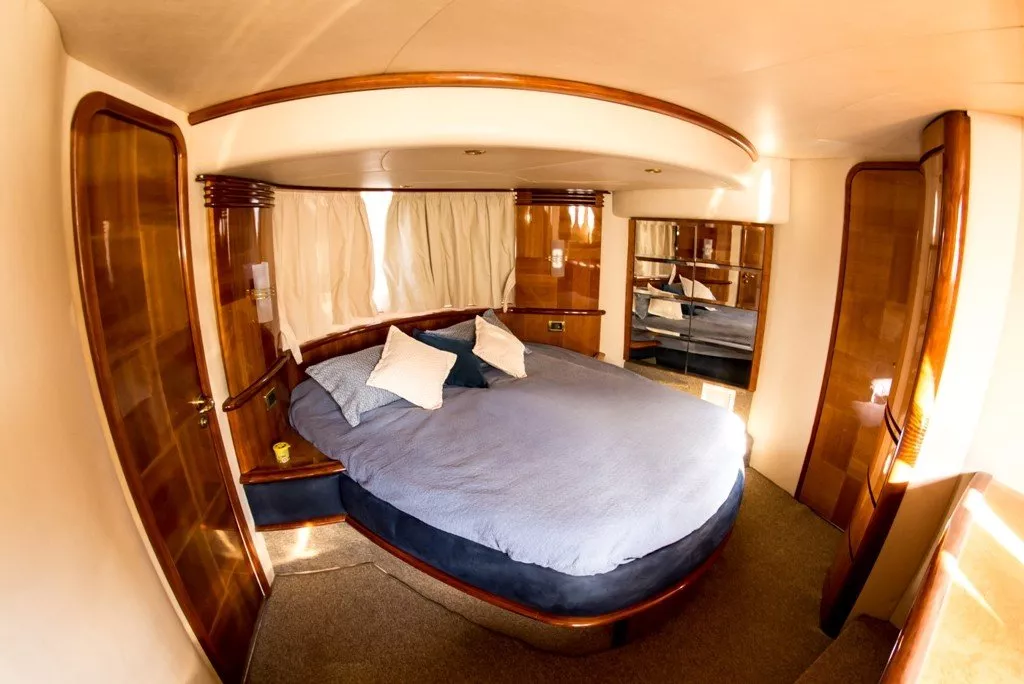 https://dev-api.arconyachts.com/storage/media/32085/conversions/194_1329026165-optimize.webp