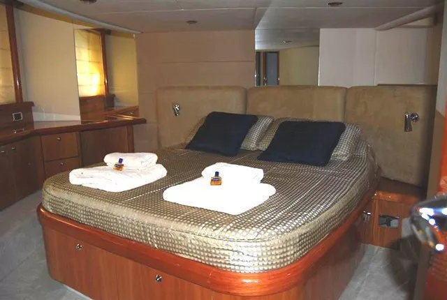 https://dev-api.arconyachts.com/storage/media/32098/conversions/193_4405055503-optimize.webp