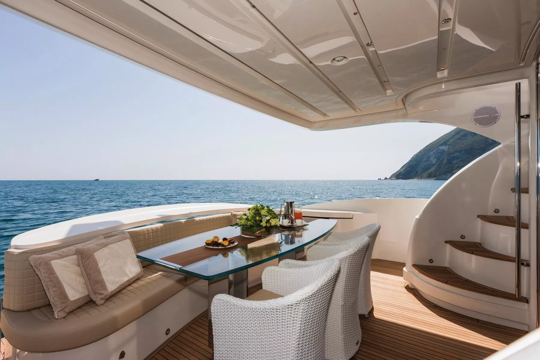 https://dev-api.arconyachts.com/storage/media/32160/conversions/187_5699686593-optimize.webp