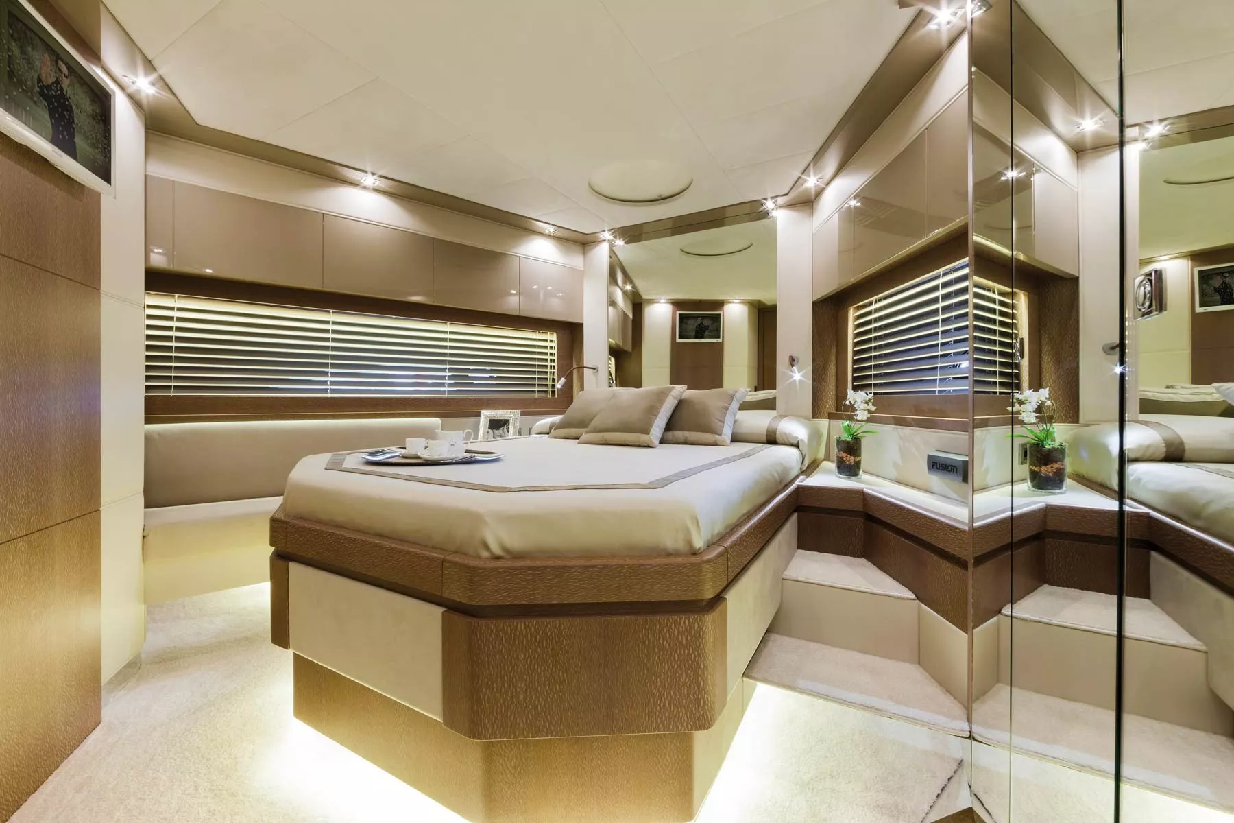 https://dev-api.arconyachts.com/storage/media/32166/conversions/187_8543128255-optimize.webp