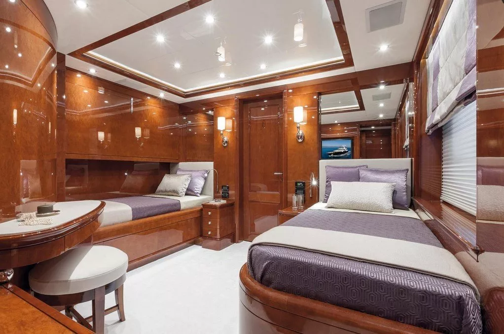 https://dev-api.arconyachts.com/storage/media/32181/conversions/185_6092548171-optimize.webp