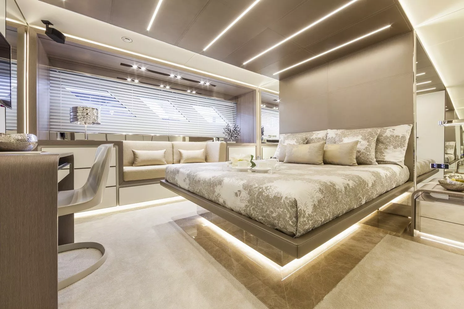 https://dev-api.arconyachts.com/storage/media/32365/conversions/154_9543364388-optimize.webp
