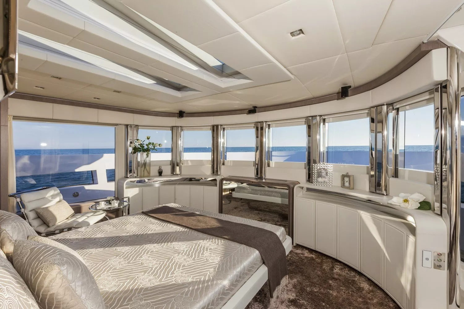 https://dev-api.arconyachts.com/storage/media/32366/conversions/154_0294358738-optimize.webp