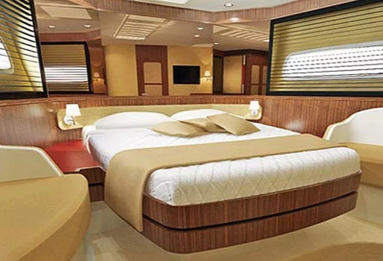 https://dev-api.arconyachts.com/storage/media/32391/conversions/152_4971159967-optimize.webp