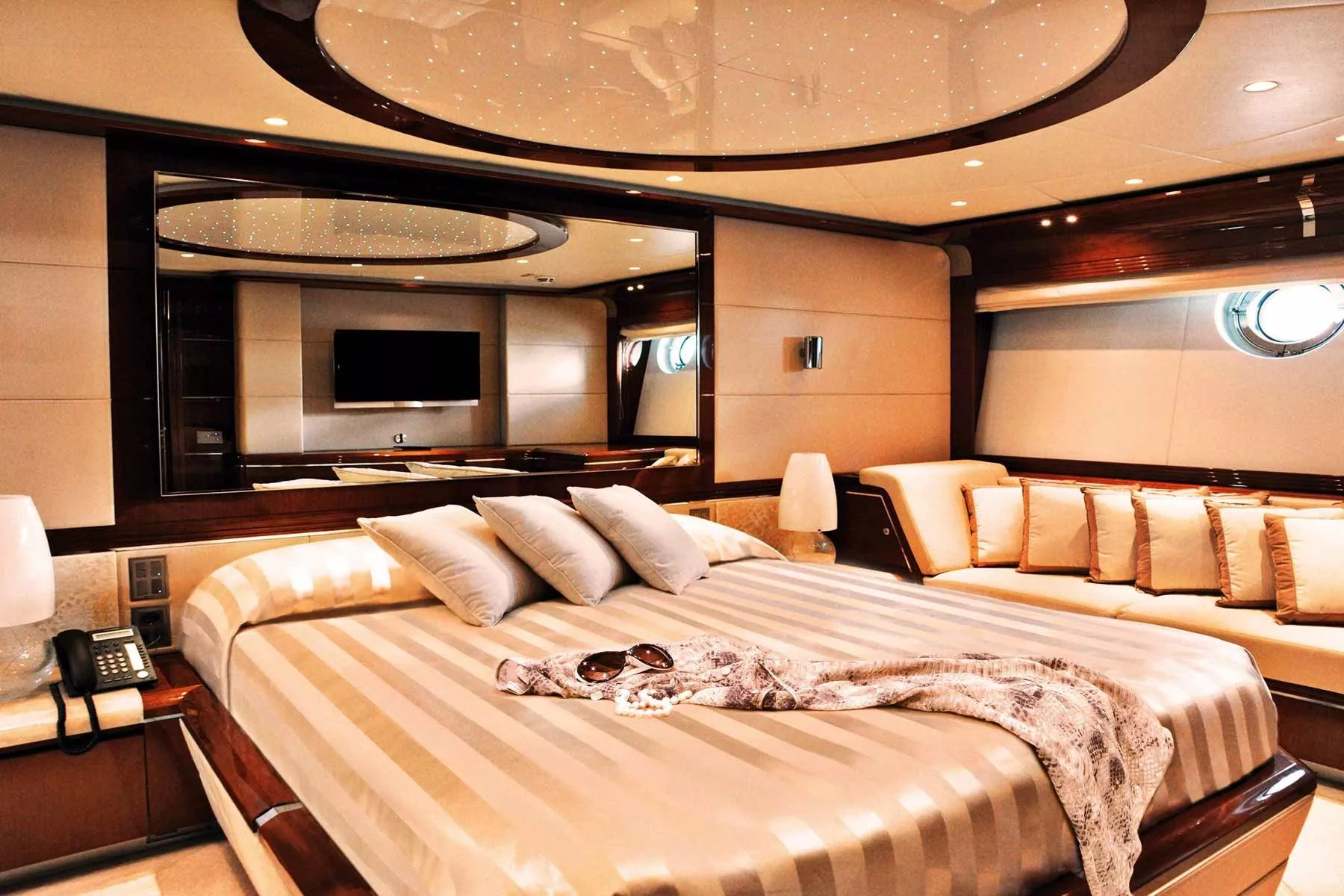 https://dev-api.arconyachts.com/storage/media/32401/conversions/151_8818683643-optimize.webp