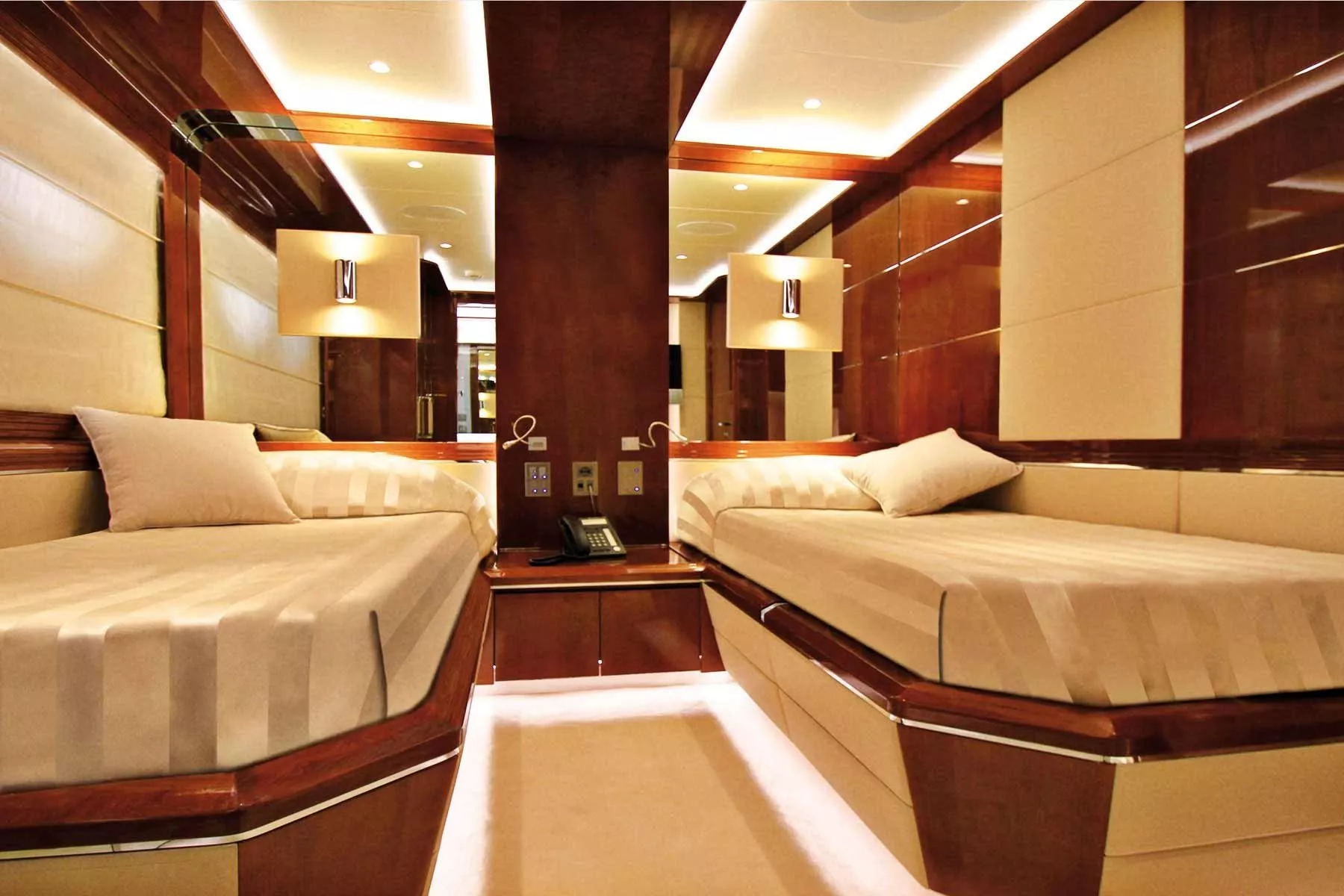 https://dev-api.arconyachts.com/storage/media/32402/conversions/151_7702353425-optimize.webp