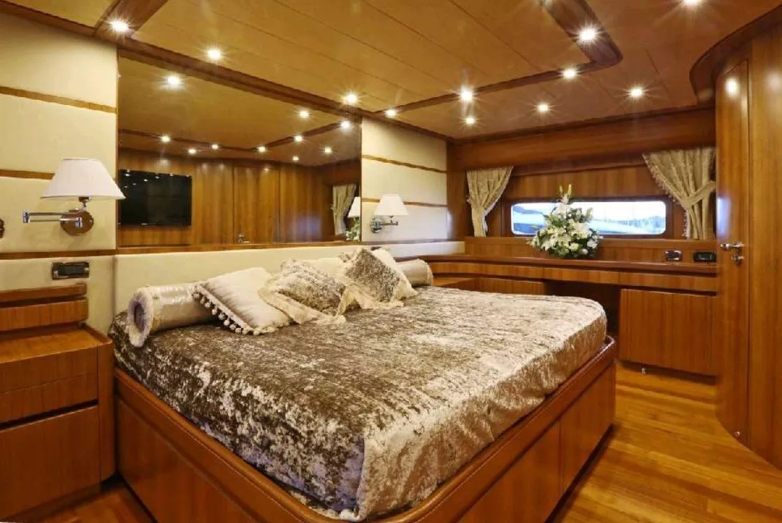 https://dev-api.arconyachts.com/storage/media/32524/conversions/135_6959343146-optimize.webp