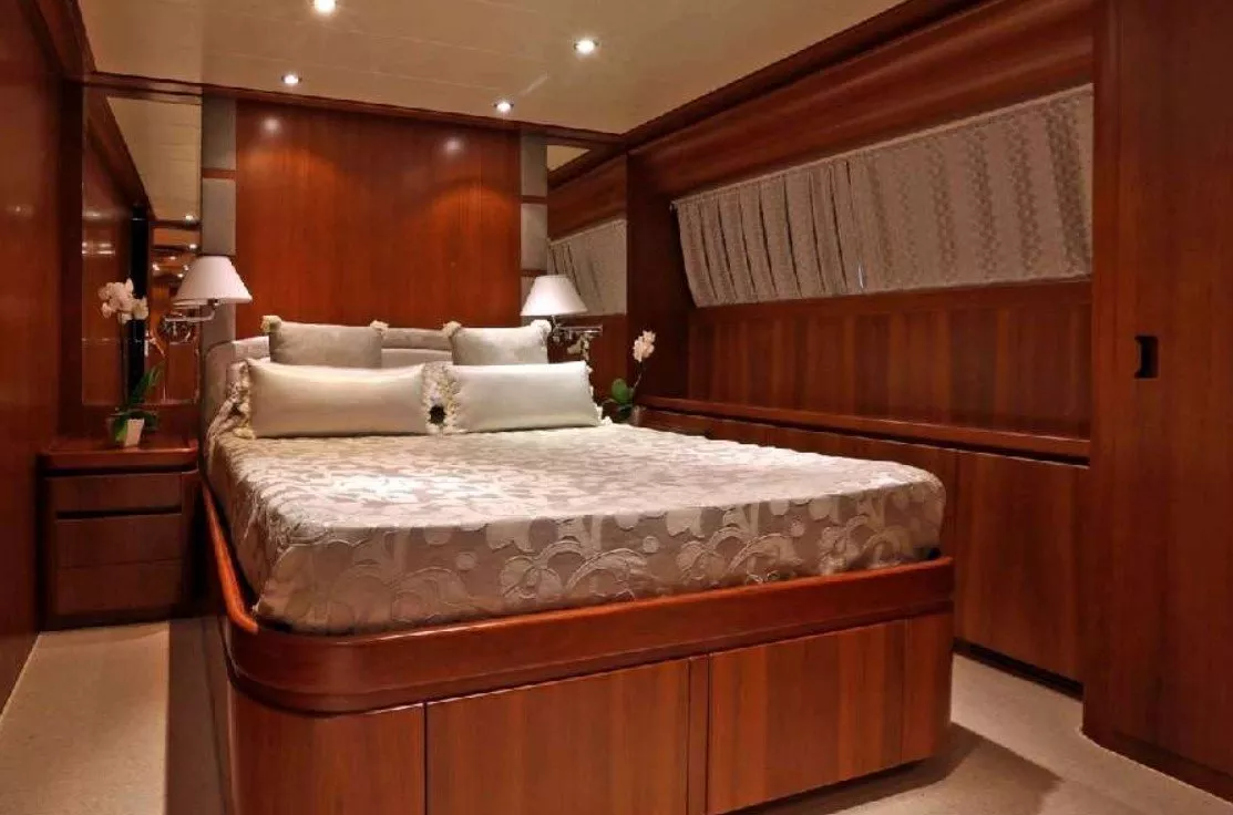 https://dev-api.arconyachts.com/storage/media/32525/conversions/135_3556169701-optimize.webp