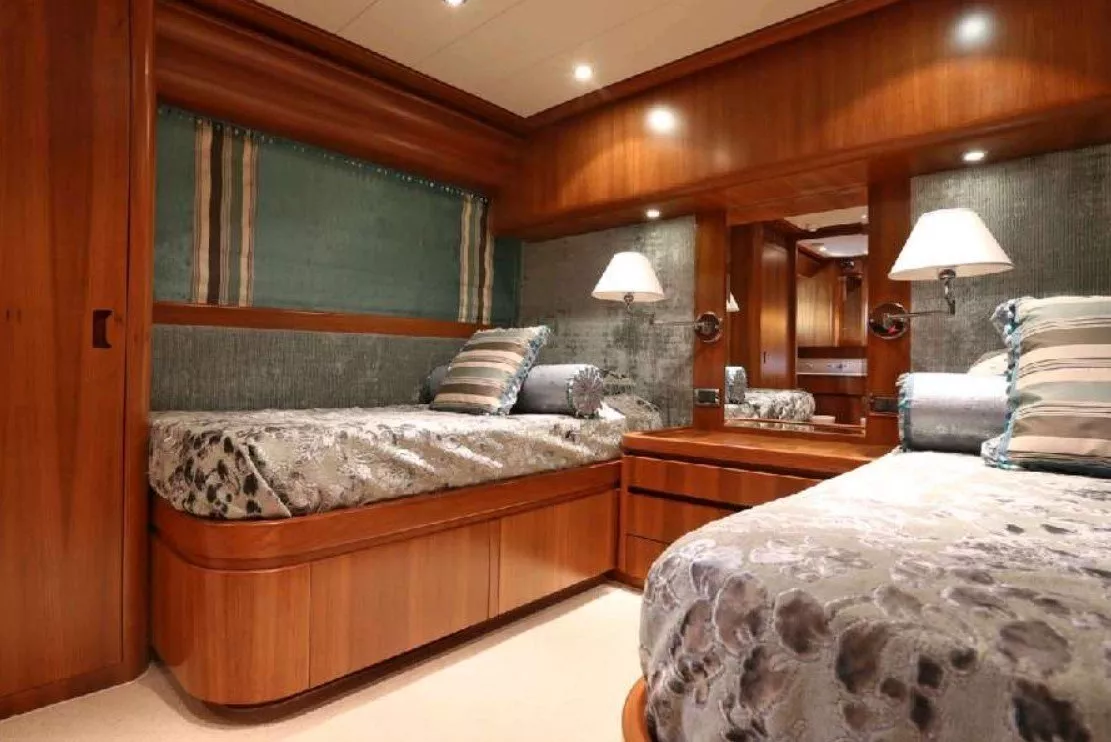 https://dev-api.arconyachts.com/storage/media/32526/conversions/135_7372982882-optimize.webp