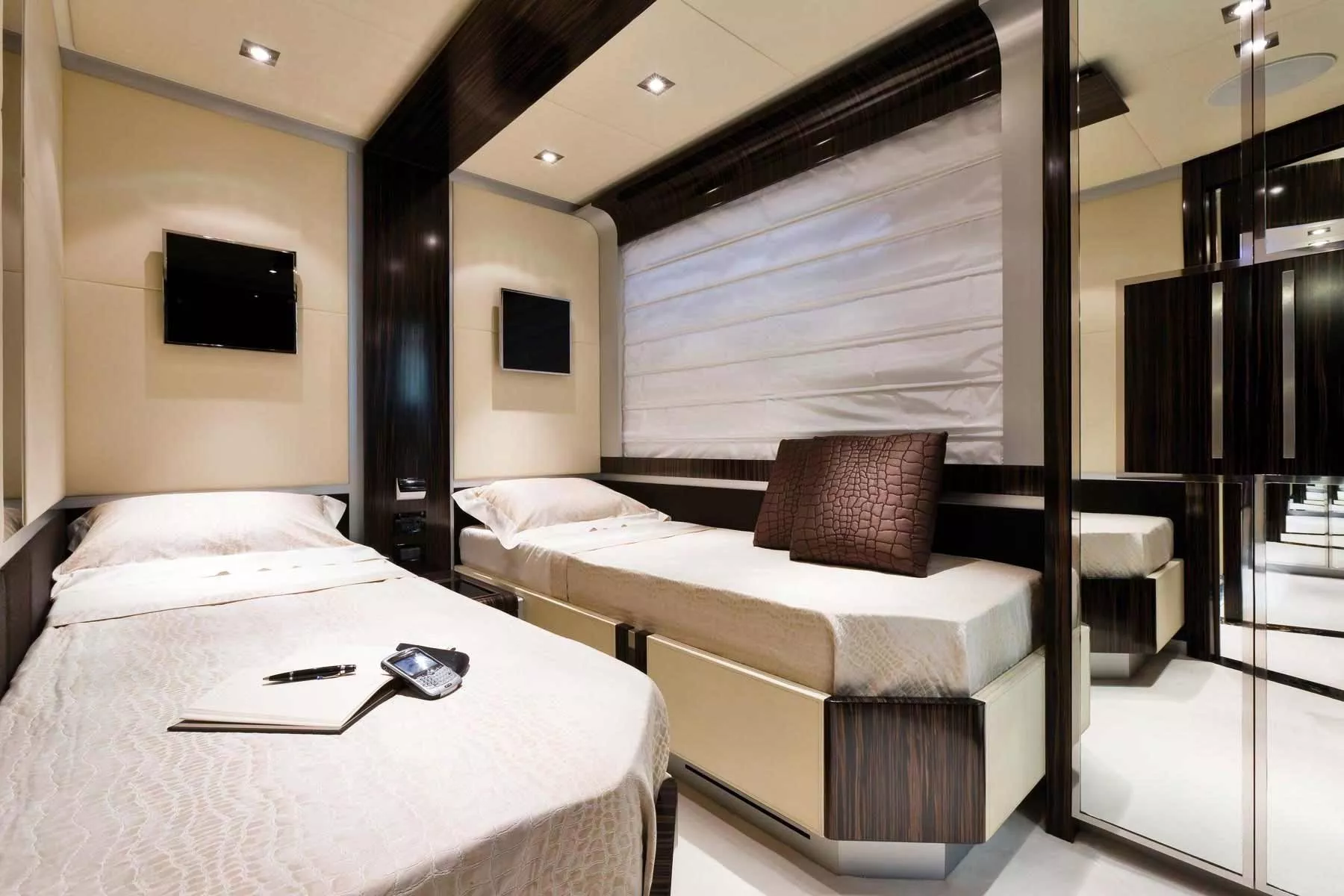 https://dev-api.arconyachts.com/storage/media/32554/conversions/132_0277754819-optimize.webp
