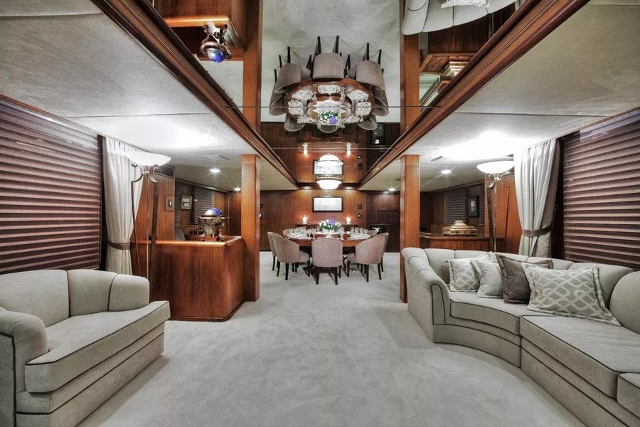https://dev-api.arconyachts.com/storage/media/32567/conversions/130_8124432637-optimize.webp