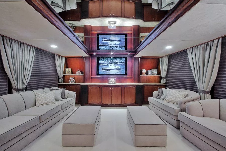 https://dev-api.arconyachts.com/storage/media/32568/conversions/130_3248550473-optimize.webp