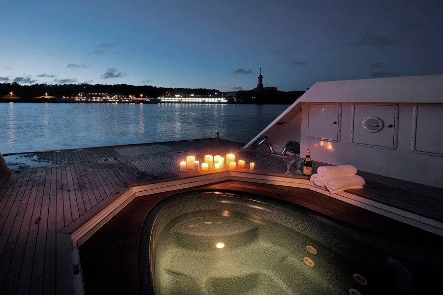 https://dev-api.arconyachts.com/storage/media/32569/conversions/130_7545042443-optimize.webp