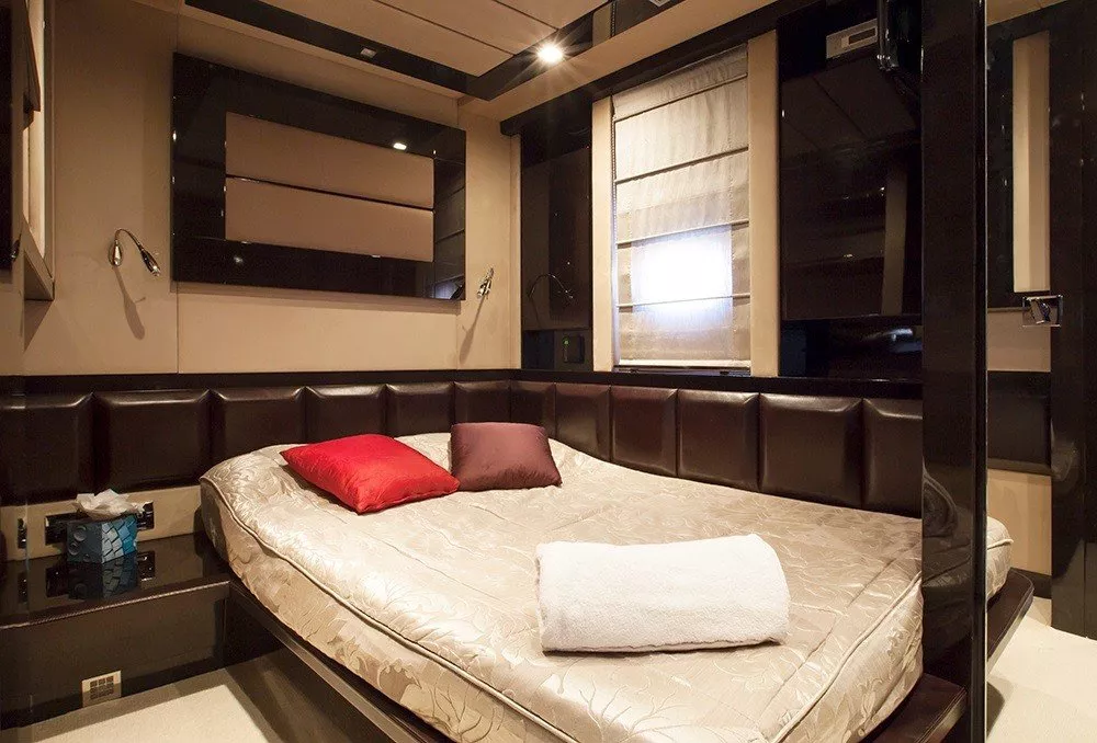 https://dev-api.arconyachts.com/storage/media/32858/conversions/1-optimize.webp