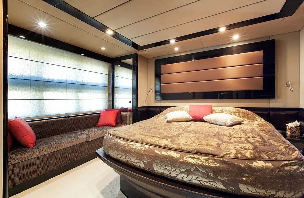 https://dev-api.arconyachts.com/storage/media/32862/conversions/9-optimize.webp
