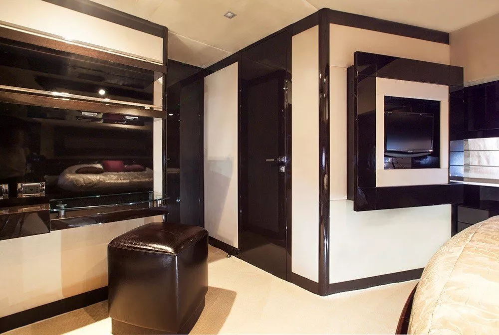 https://dev-api.arconyachts.com/storage/media/32870/conversions/8-optimize.webp