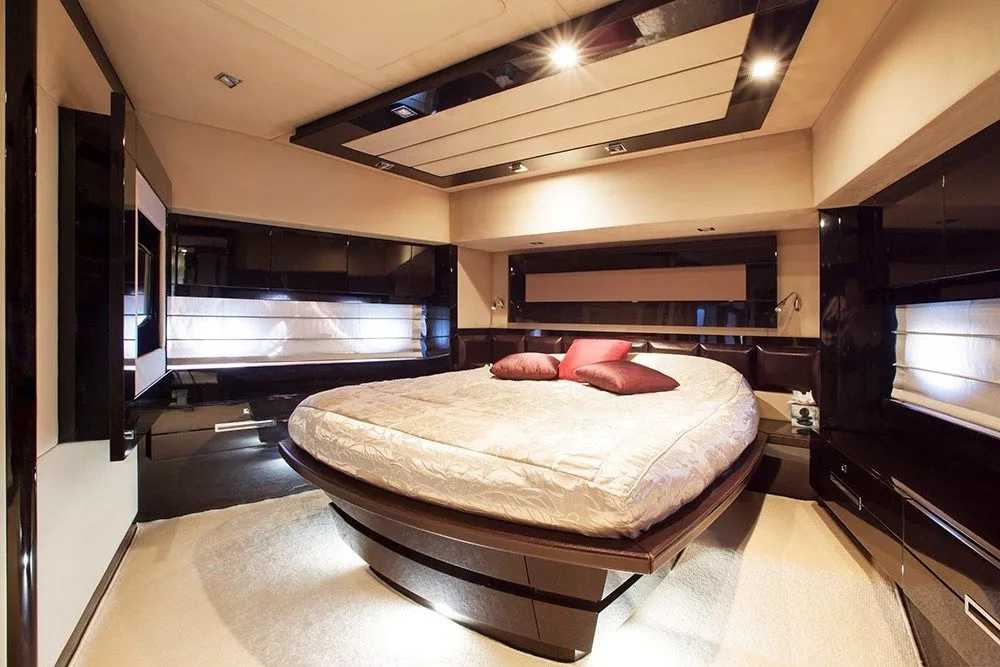 https://dev-api.arconyachts.com/storage/media/32875/conversions/7-optimize.webp