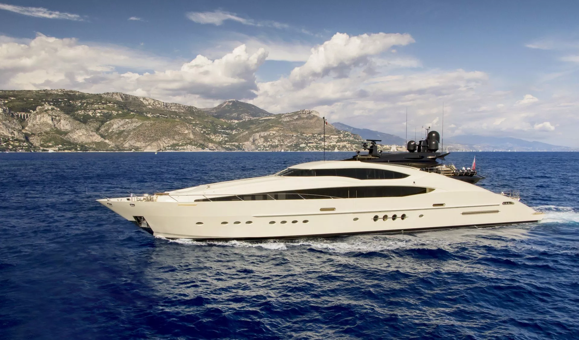 https://dev-api.arconyachts.com/storage/media/33045/conversions/IMG_2802-optimize.webp