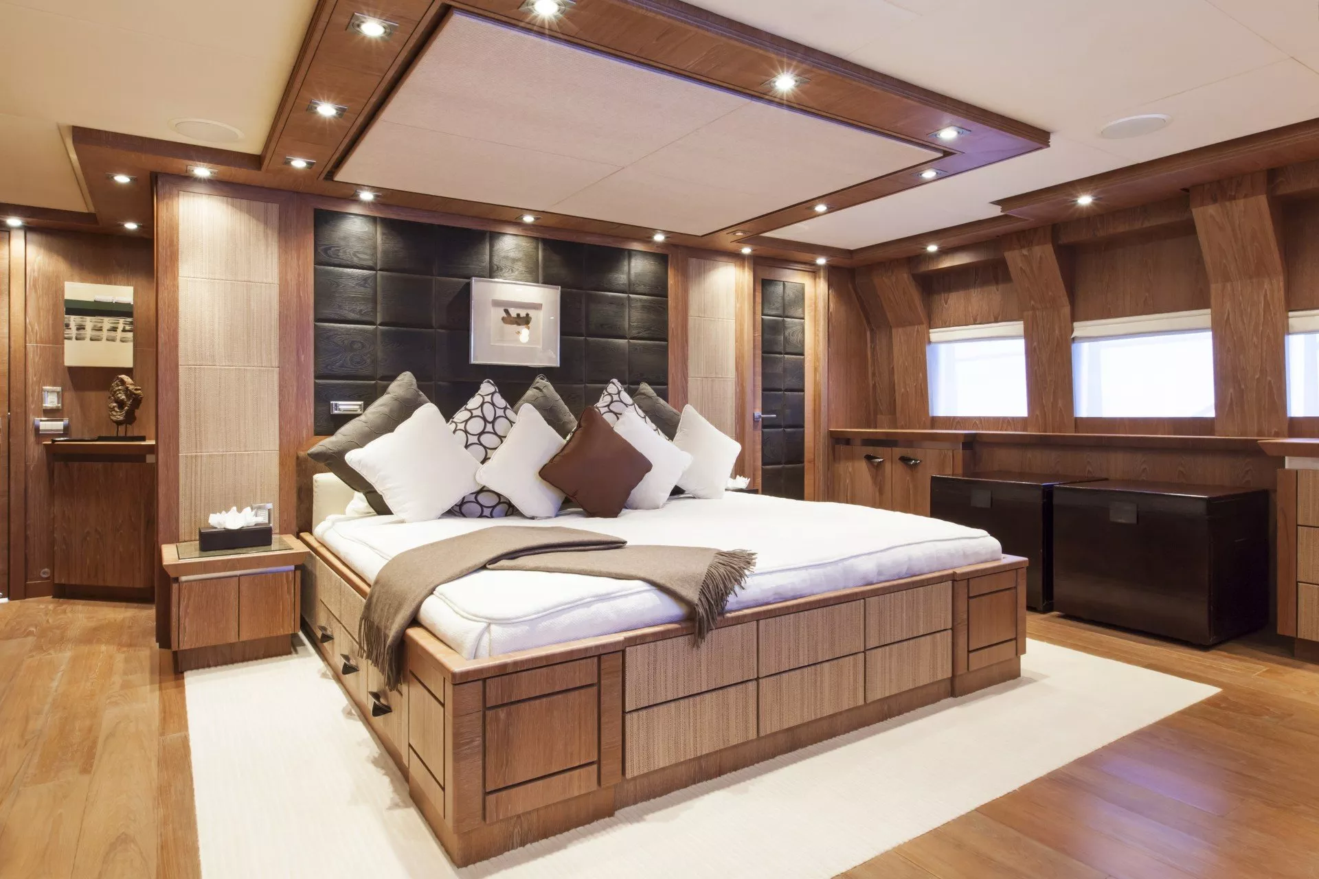https://dev-api.arconyachts.com/storage/media/33054/conversions/IMG_1996-optimize.webp