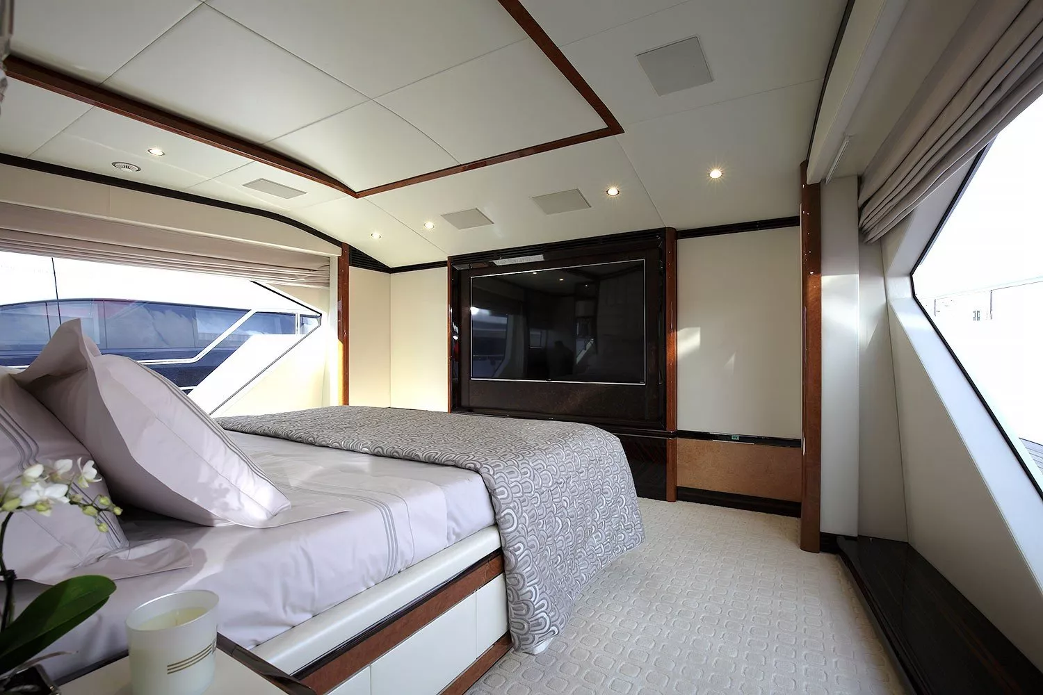 https://dev-api.arconyachts.com/storage/media/33552/conversions/943_4993674957-optimize.webp