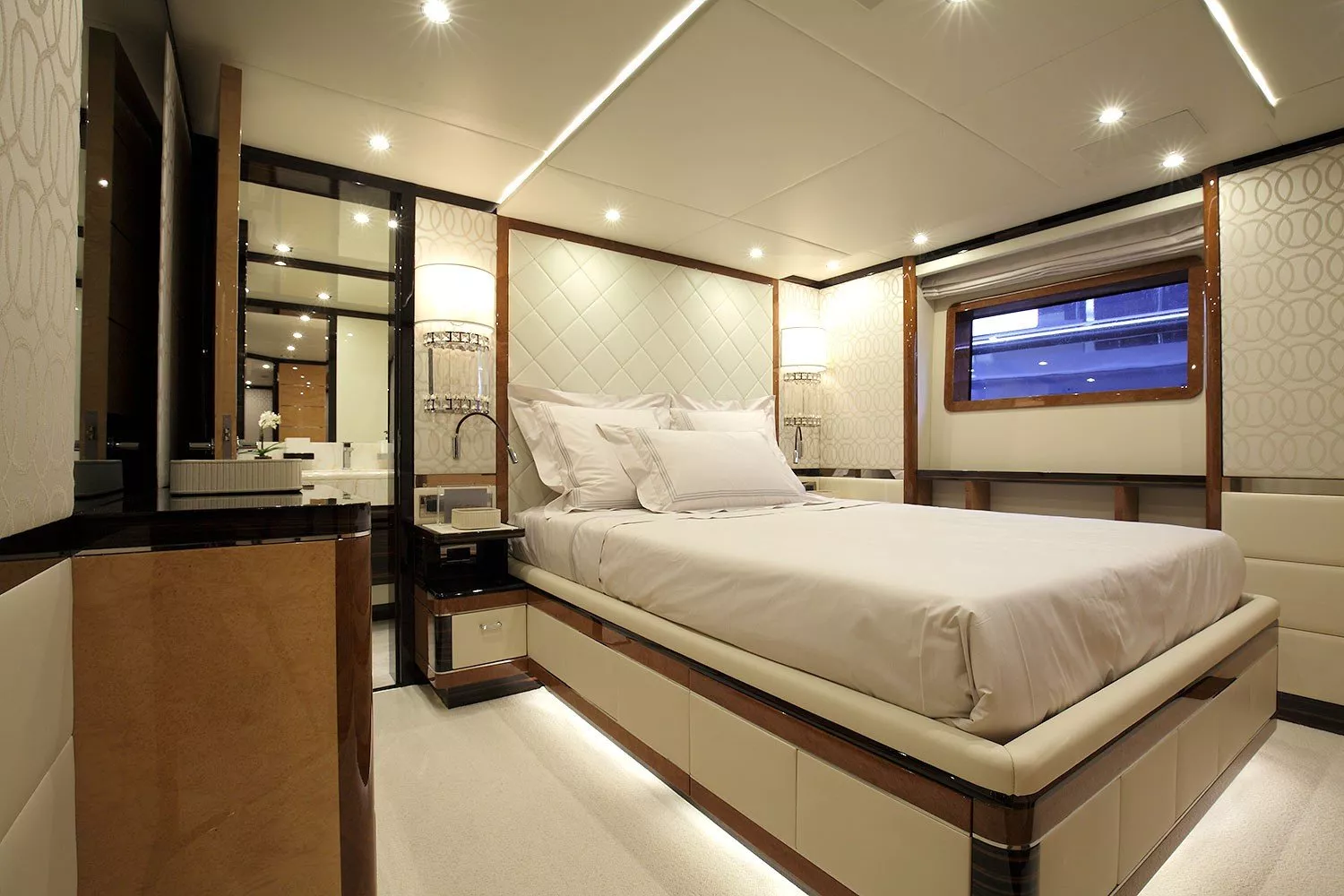 https://dev-api.arconyachts.com/storage/media/33554/conversions/943_3736496572-optimize.webp