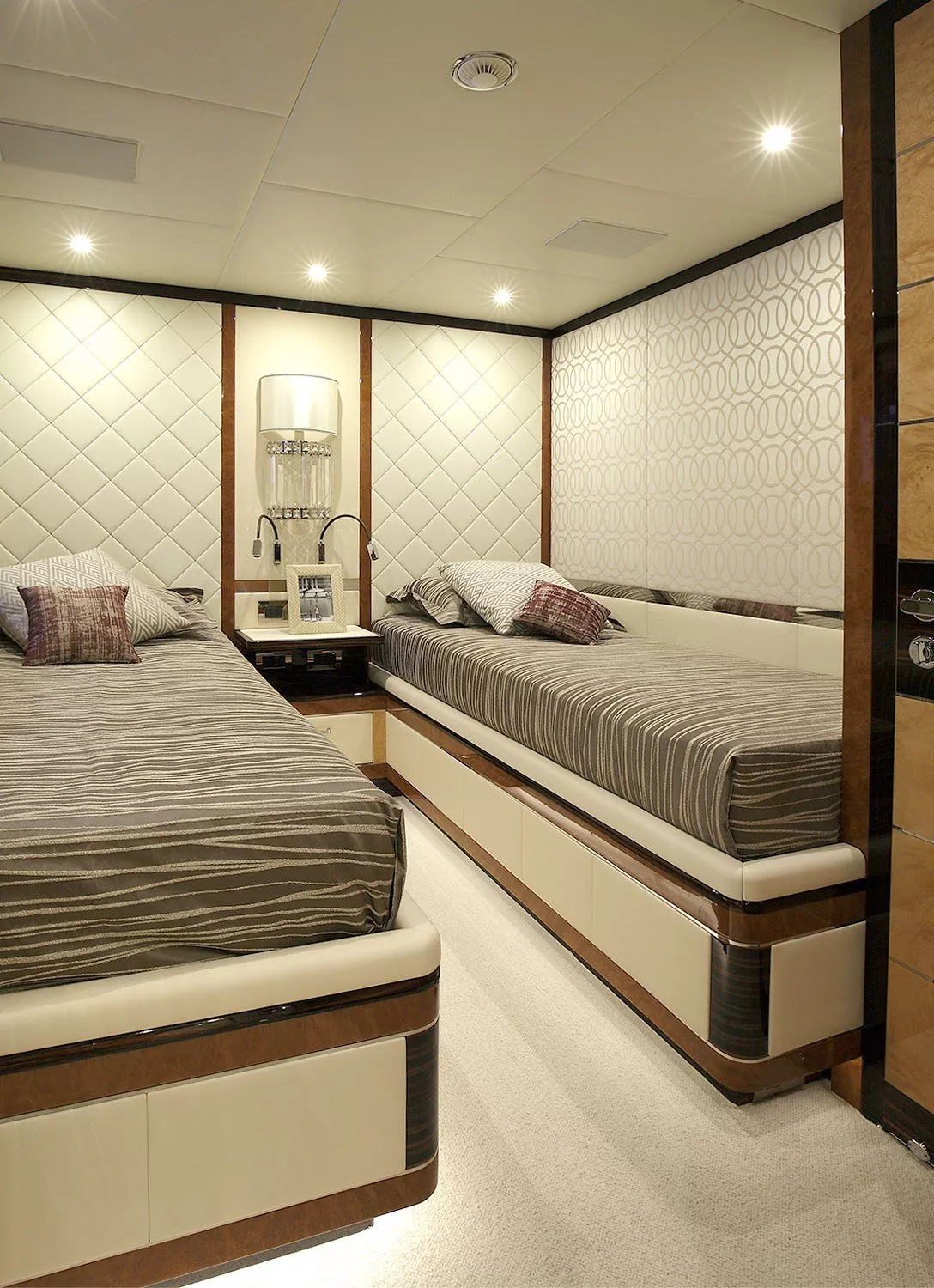 https://dev-api.arconyachts.com/storage/media/33556/conversions/943_6382757232-optimize.webp