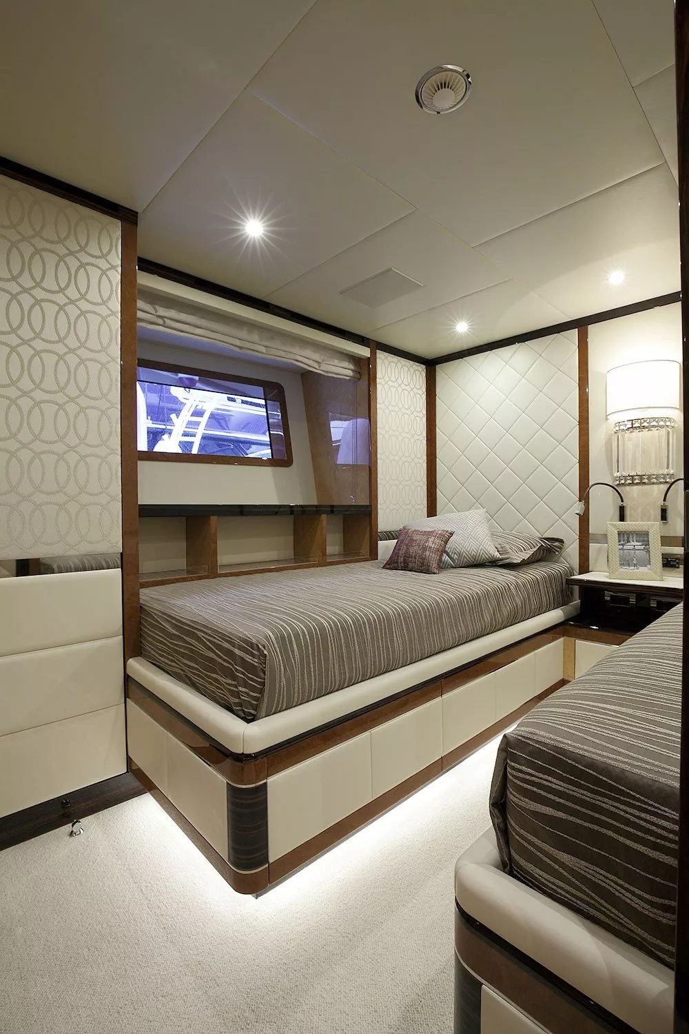 https://dev-api.arconyachts.com/storage/media/33557/conversions/943_9491279390-optimize.webp