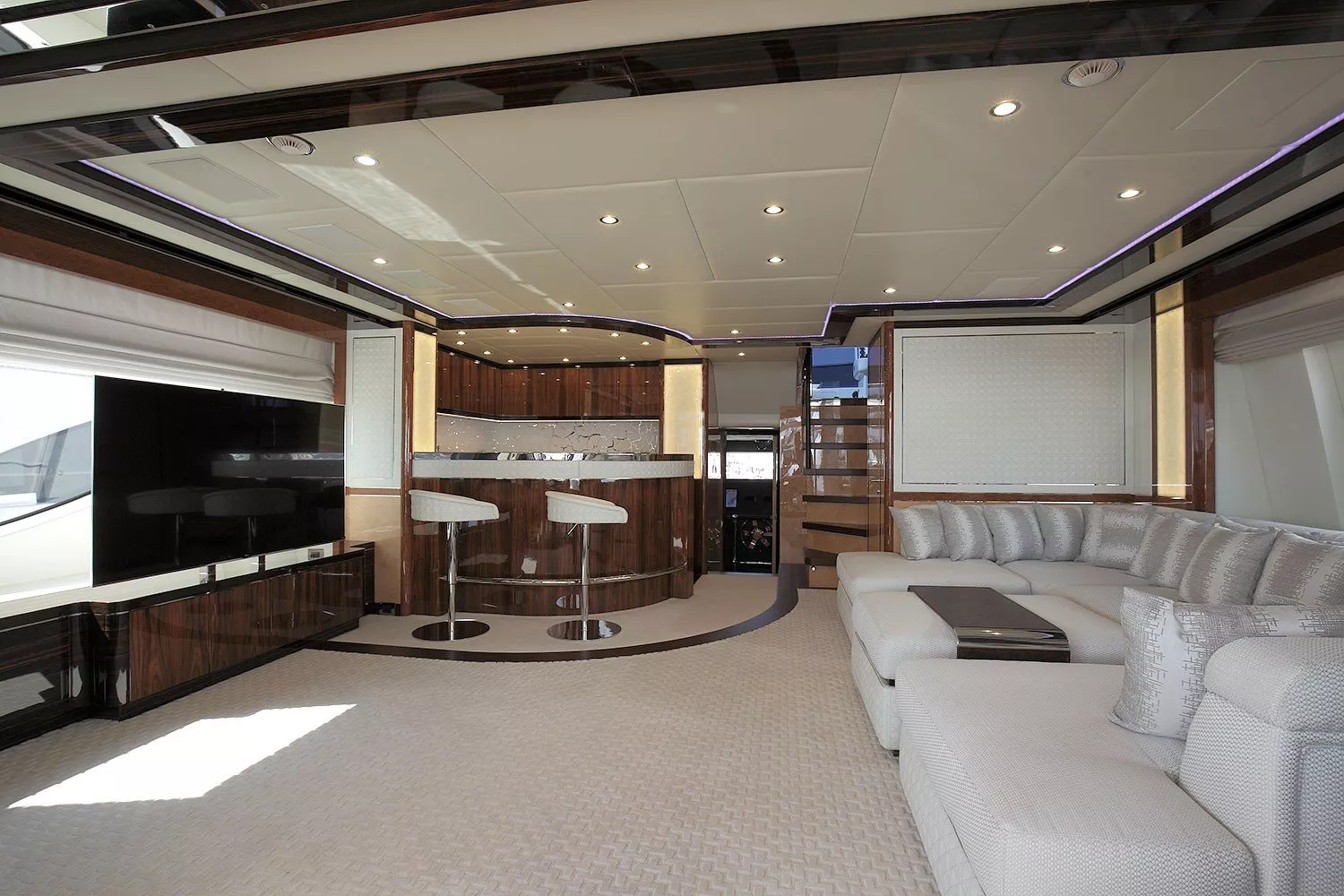 https://dev-api.arconyachts.com/storage/media/33562/conversions/943_1102640162-optimize.webp
