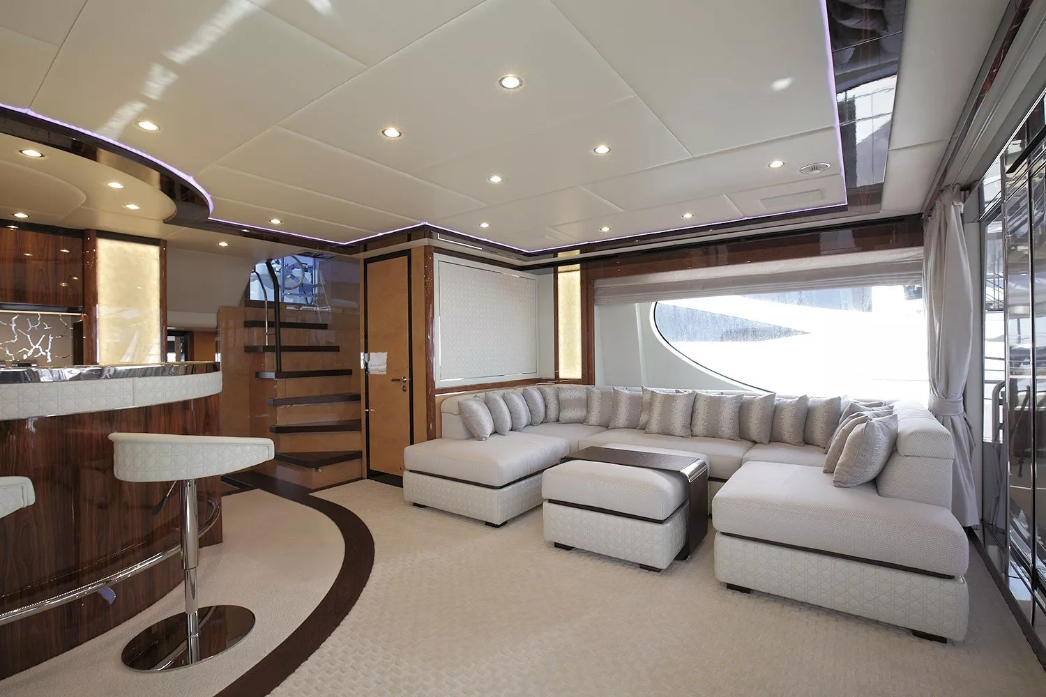 https://dev-api.arconyachts.com/storage/media/33563/conversions/943_8772263196-optimize.webp