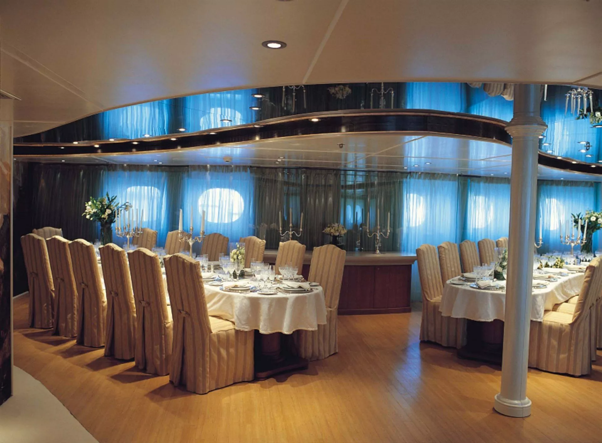 https://dev-api.arconyachts.com/storage/media/33738/conversions/935_6752949724-optimize.webp