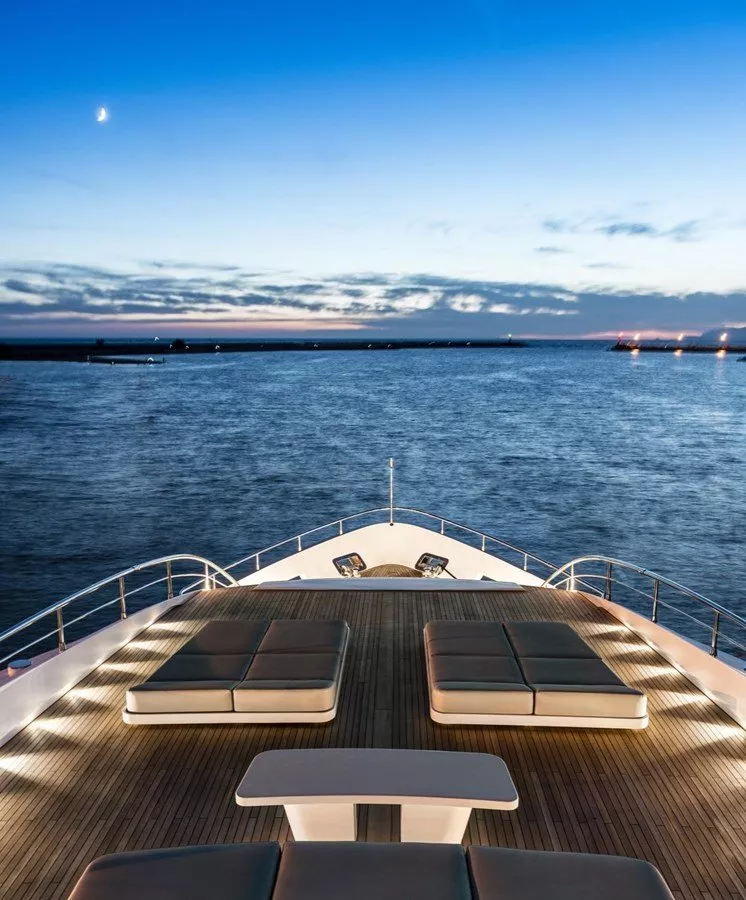 https://dev-api.arconyachts.com/storage/media/33818/conversions/931_9037810960-optimize.webp