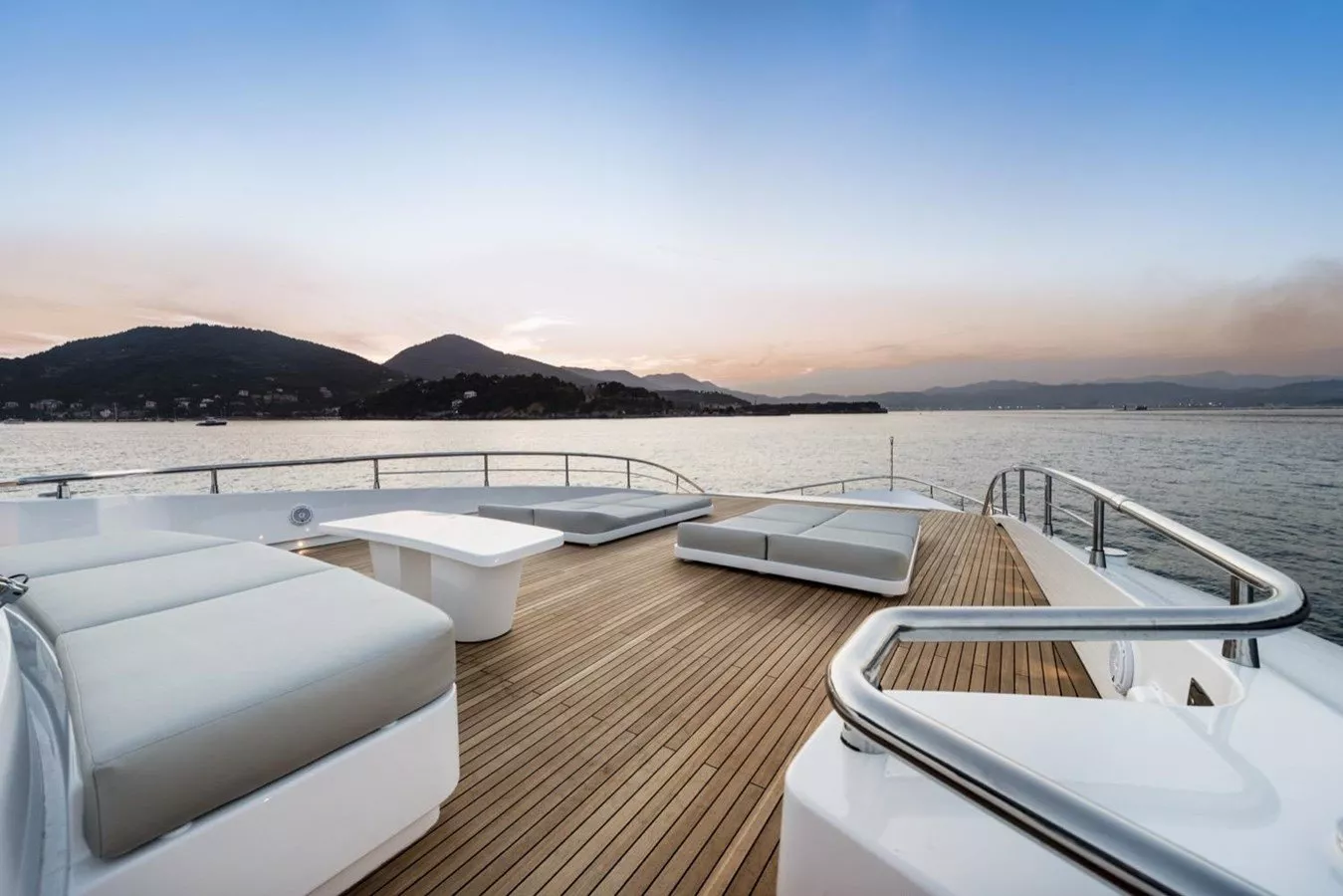 https://dev-api.arconyachts.com/storage/media/33820/conversions/931_7089957700-optimize.webp