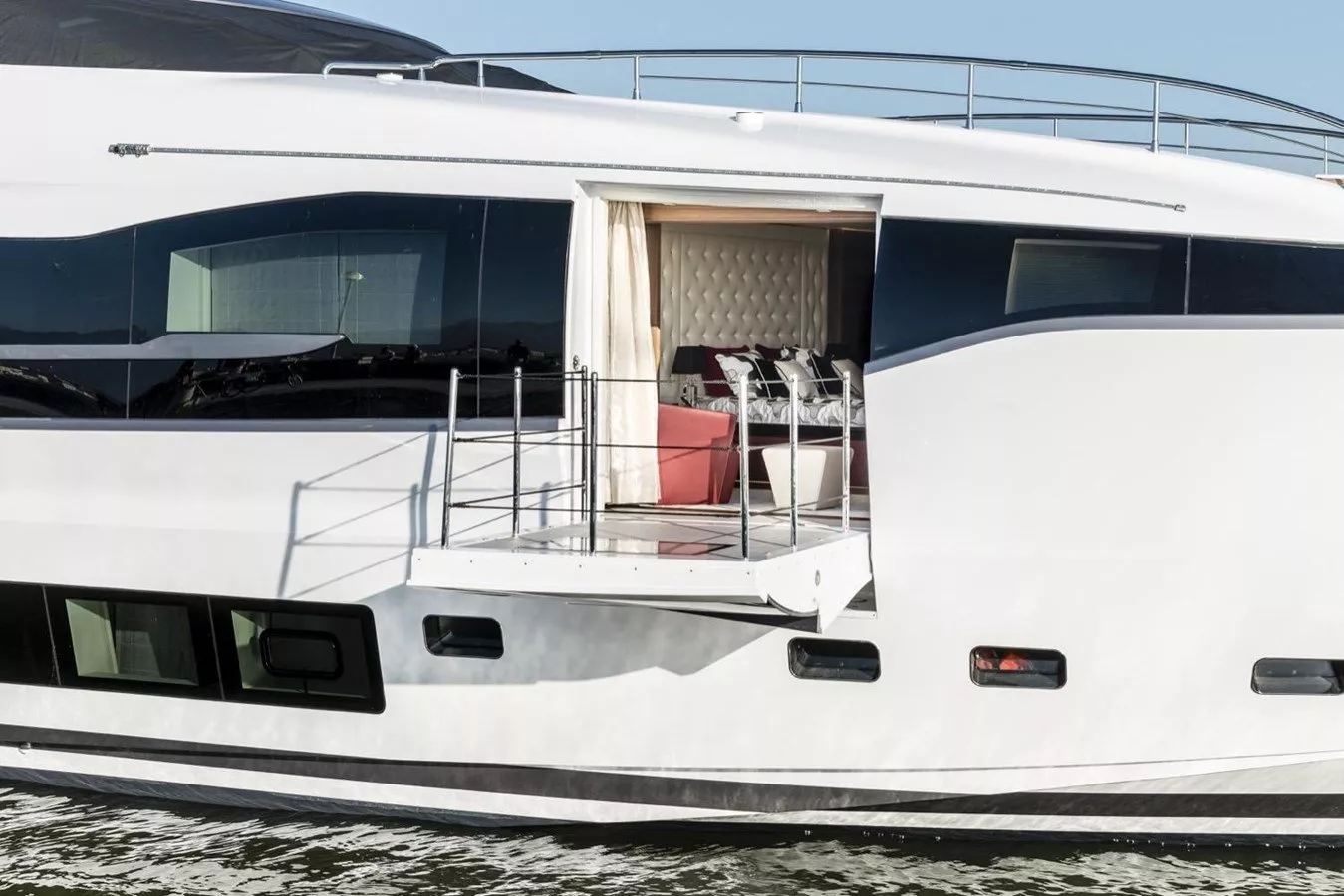 https://dev-api.arconyachts.com/storage/media/33826/conversions/931_4564514291-optimize.webp