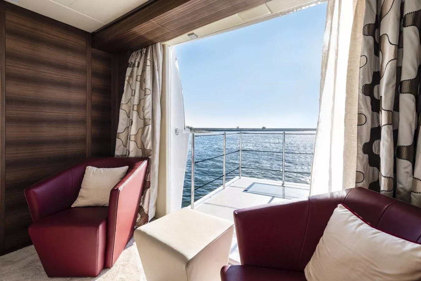 https://dev-api.arconyachts.com/storage/media/33828/conversions/931_0380141107-optimize.webp