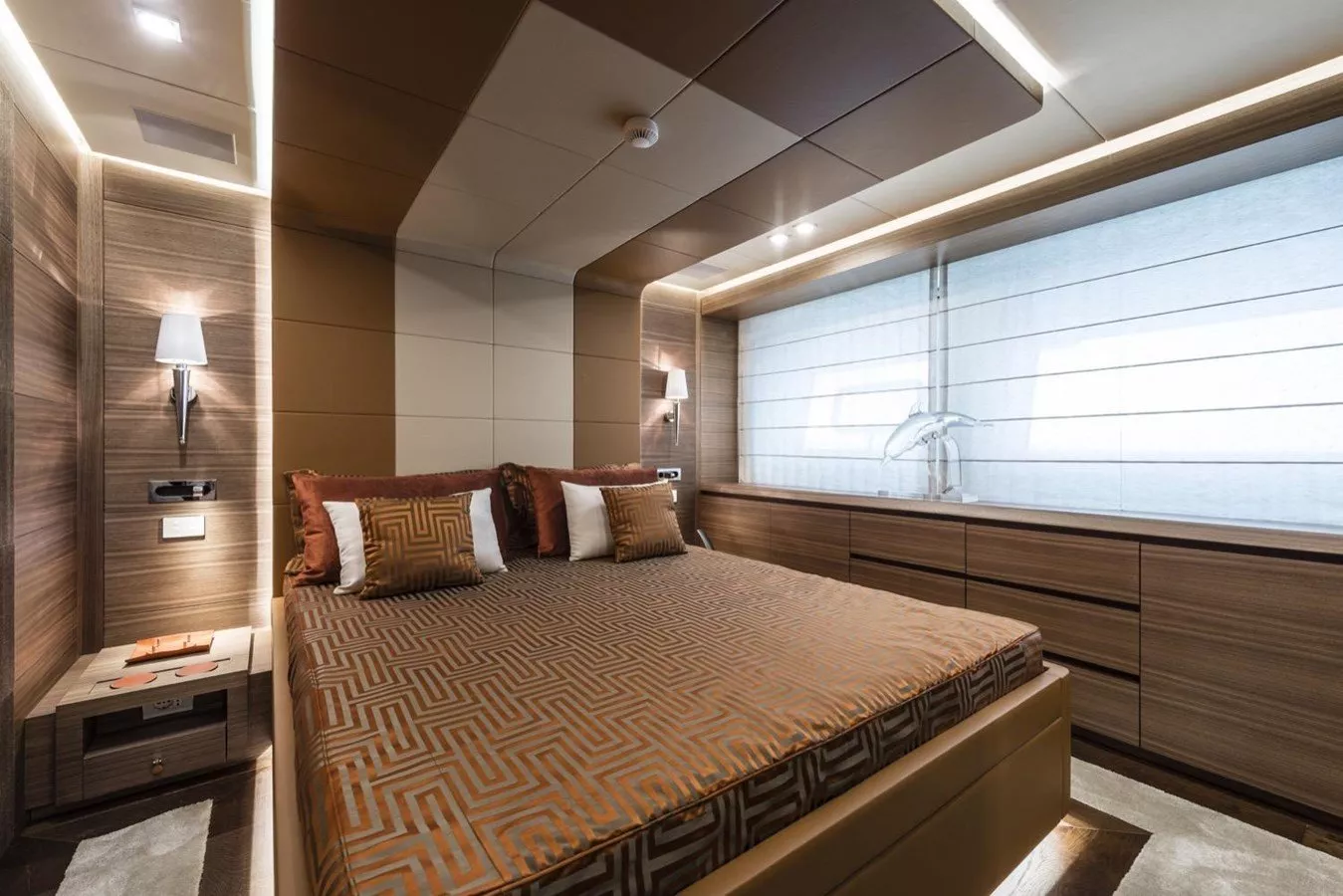 https://dev-api.arconyachts.com/storage/media/33845/conversions/931_2329403715-optimize.webp