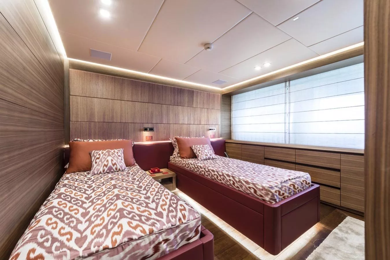 https://dev-api.arconyachts.com/storage/media/33847/conversions/931_0325411771-optimize.webp