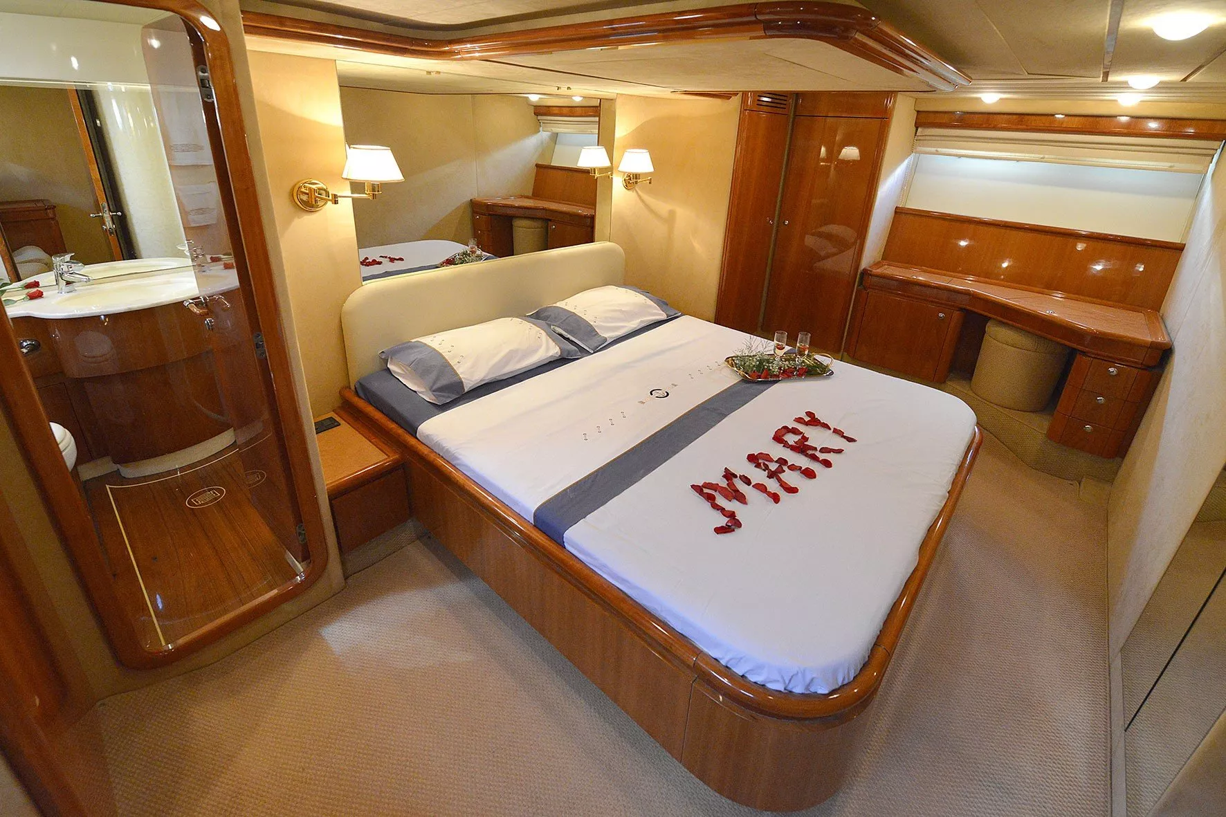 https://dev-api.arconyachts.com/storage/media/33942/conversions/822_2234602287-optimize.webp