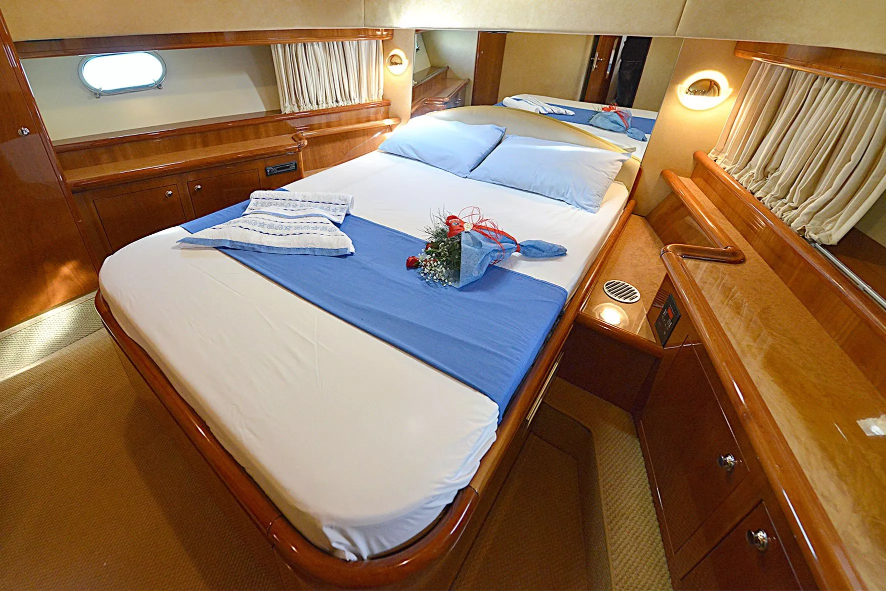 https://dev-api.arconyachts.com/storage/media/33944/conversions/822_2022627207-optimize.webp