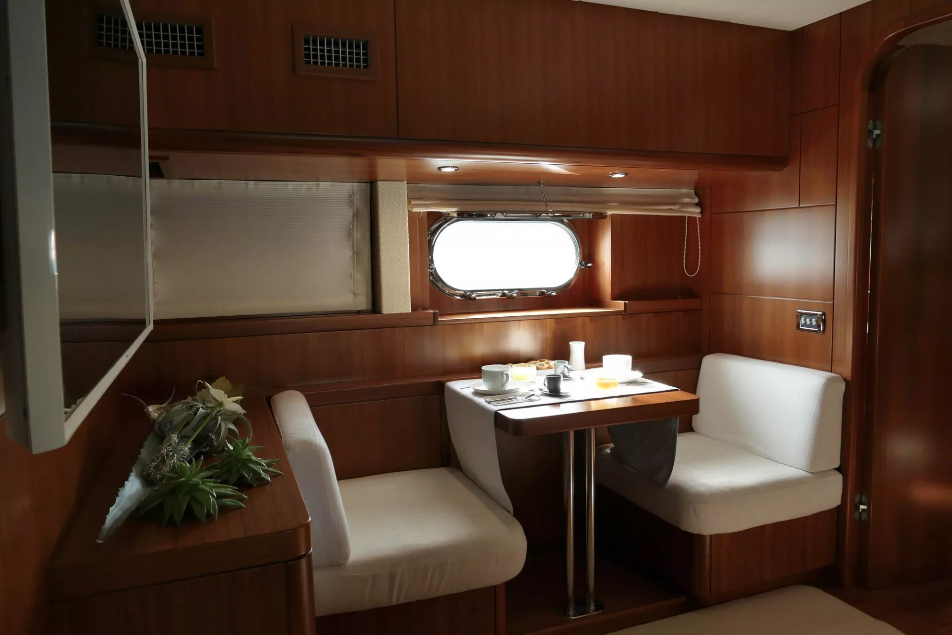 https://dev-api.arconyachts.com/storage/media/33960/conversions/751_5846771464-optimize.webp